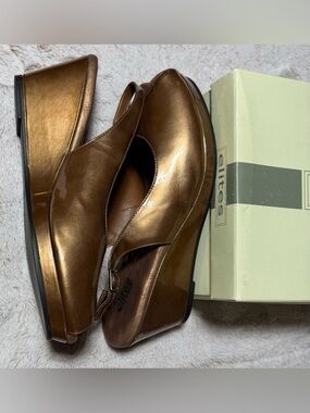 Women’s Elites Walking Cradle Natasha Peep Toe Slingback in Bronze Patent 11WW